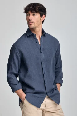 Camisa azul marino de lino garment dye con monograma bordado