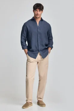 Camisa azul marino de lino garment dye con monograma bordado