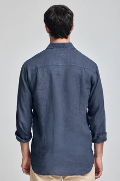 Camisa azul marino de lino garment dye con monograma bordado