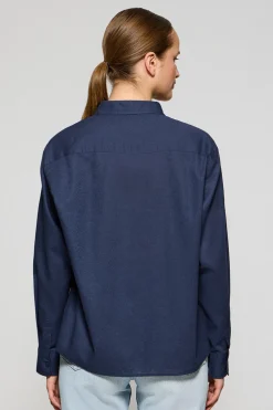 Camisa azul marino loose fit de lino y algodón con monograma bordado
