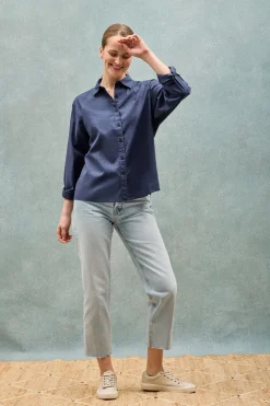 Camisa azul marino loose fit de lino y algodón con monograma bordado