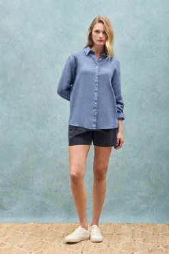 Camisa azul royal garment dye de lino con monograma bordado