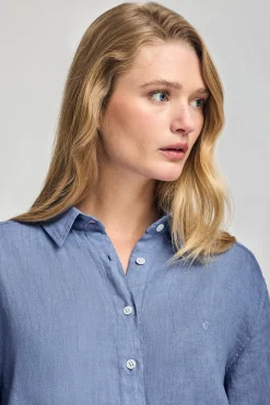 Camisa azul royal garment dye de lino con monograma bordado