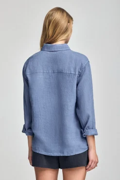 Camisa azul royal garment dye de lino con monograma bordado