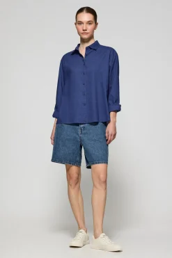 Camisa azul royal loose fit de lino y algodón con monograma bordado