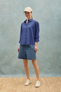 Camisa azul royal loose fit de lino y algodón con monograma bordado