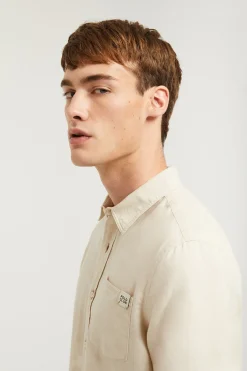Camisa beige de lino con bolsillo en el pecho