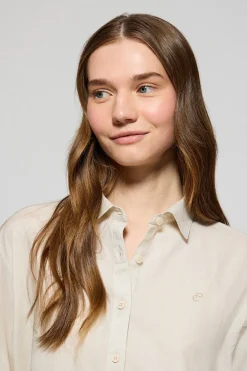 Camisa beige loose fit de lino y algodón con monograma bordado