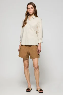 Camisa beige loose fit de lino y algodón con monograma bordado