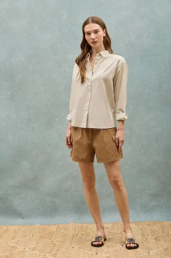 Camisa beige loose fit de lino y algodón con monograma bordado