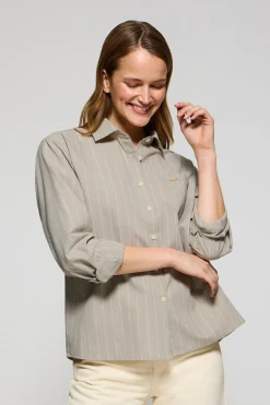Camisa beige Scarlet a rayas loose fit con botón nacarado