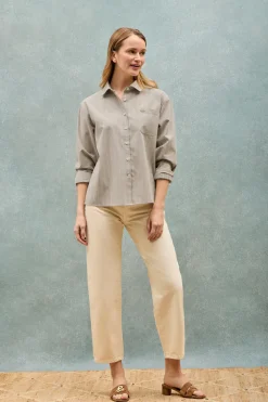 Camisa beige Scarlet a rayas loose fit con botón nacarado