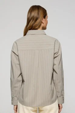 Camisa beige Scarlet a rayas loose fit con botón nacarado