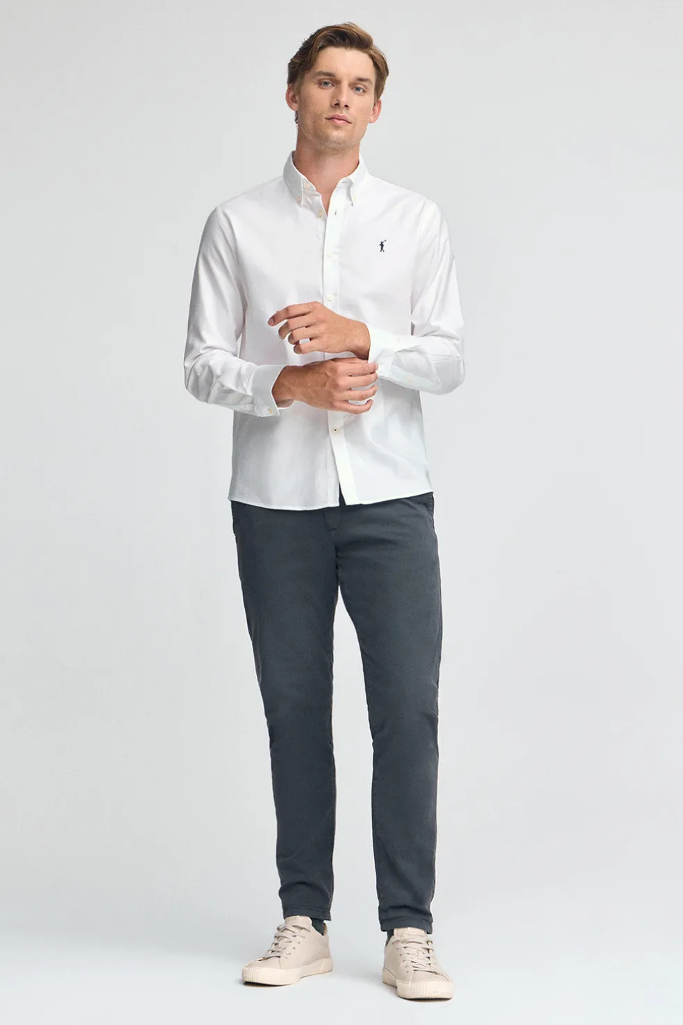 Camisa blanca de corte regular con logo Rigby Go