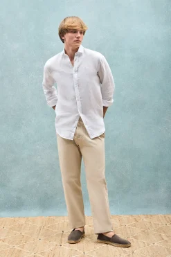 Camisa blanca de lino garment dye con monograma bordado