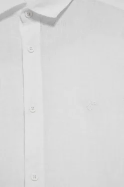 Camisa blanca de lino garment dye con monograma bordado