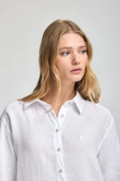 Camisa blanca garment dye de lino con monograma bordado