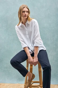 Camisa blanca garment dye de lino con monograma bordado