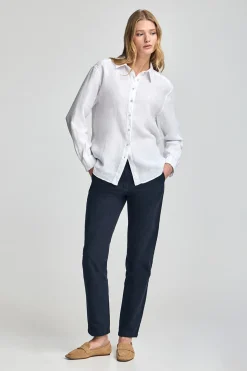 Camisa blanca garment dye de lino con monograma bordado