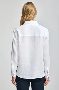 Camisa blanca garment dye de lino con monograma bordado