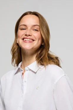 Camisa blanca loose fit de lino y algodón con monograma bordado
