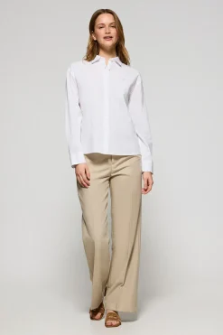 Camisa blanca loose fit de lino y algodón con monograma bordado