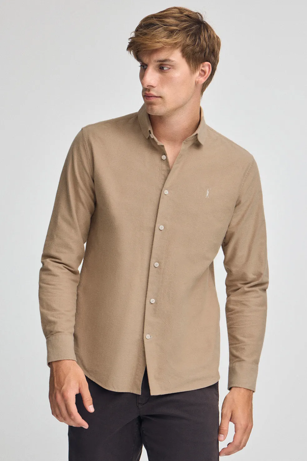 Camisa camel de corte slim y cuello italiano con logo Rigby Go