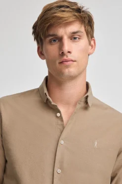 Camisa camel de corte slim y cuello italiano con logo Rigby Go