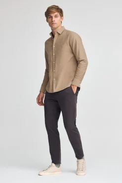 Camisa camel de corte slim y cuello italiano con logo Rigby Go