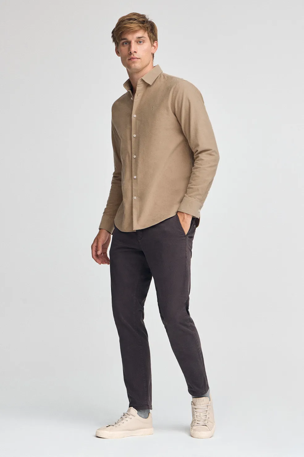 Camisa camel de corte slim y cuello italiano con logo Rigby Go