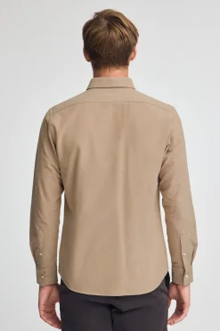 Camisa camel de corte slim y cuello italiano con logo Rigby Go