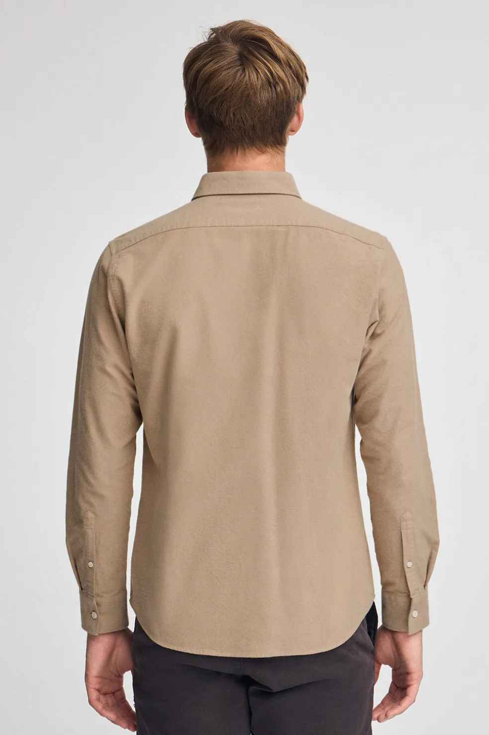 Camisa camel de corte slim y cuello italiano con logo Rigby Go