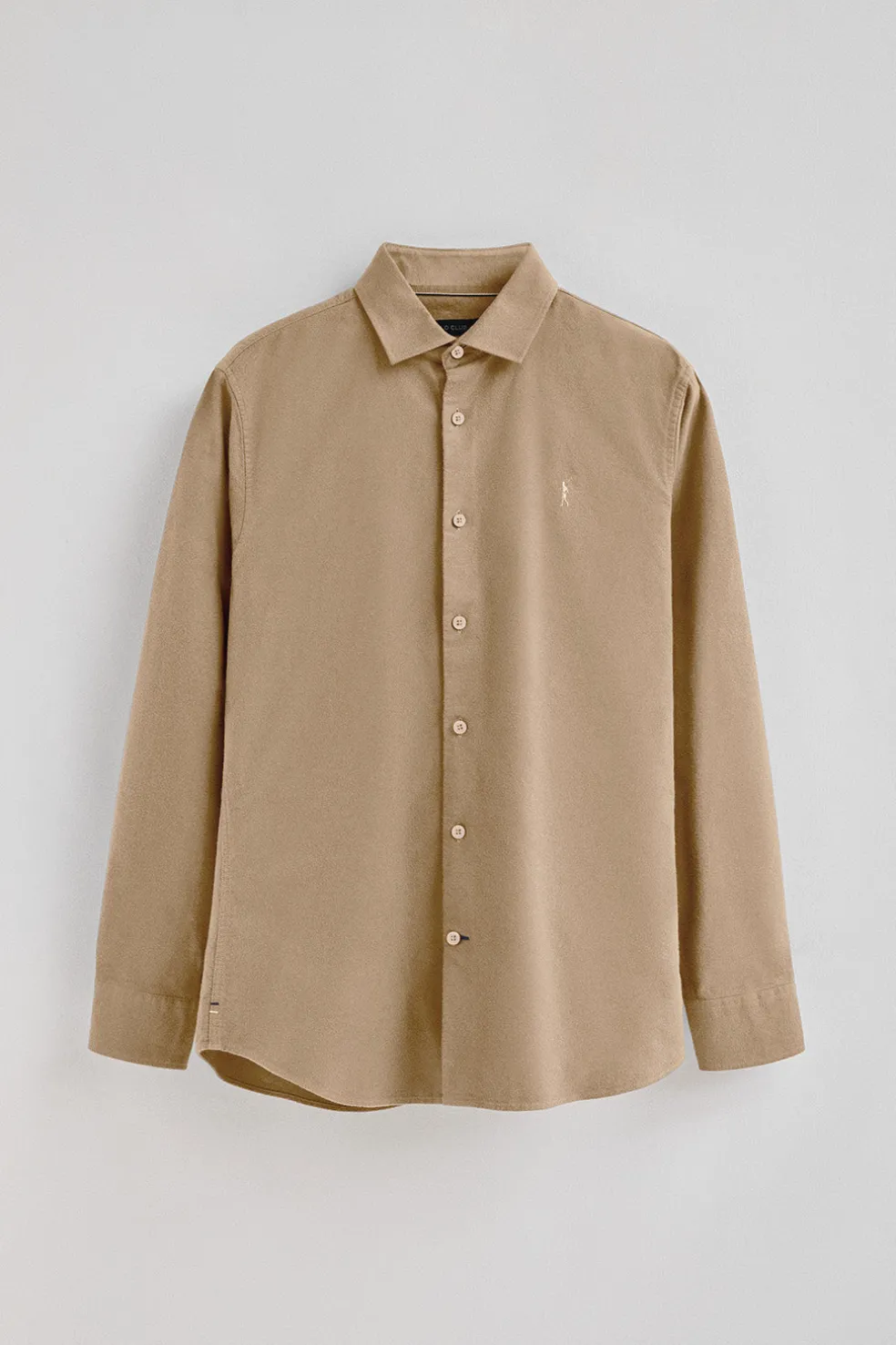 Camisa camel de corte slim y cuello italiano con logo Rigby Go