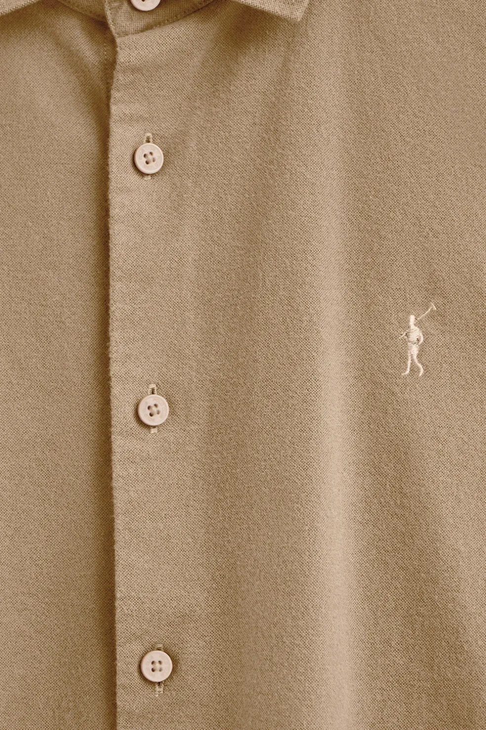 Camisa camel de corte slim y cuello italiano con logo Rigby Go