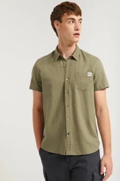 Camisa caqui de lino con bolsillo en el pecho