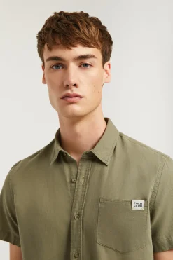 Camisa caqui de lino con bolsillo en el pecho
