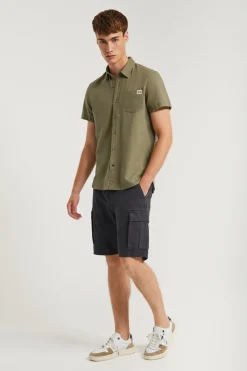 Camisa caqui de lino con bolsillo en el pecho