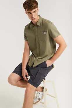 Camisa caqui de lino con bolsillo en el pecho
