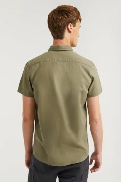 Camisa caqui de lino con bolsillo en el pecho