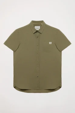 Camisa caqui de lino con bolsillo en el pecho