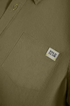 Camisa caqui de lino con bolsillo en el pecho