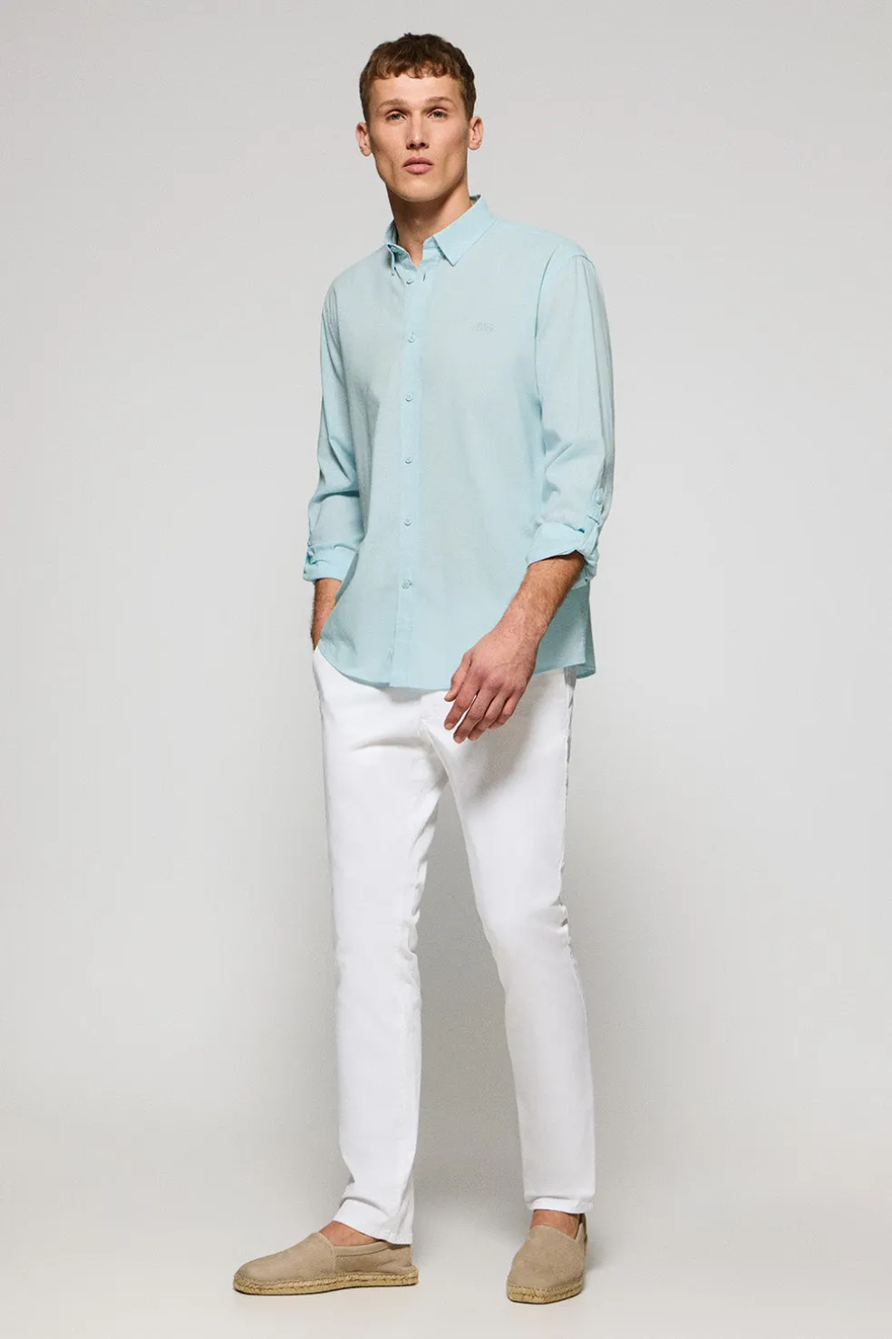 Camisa color aguamarina de lino y algodón regular fit con logo bordado