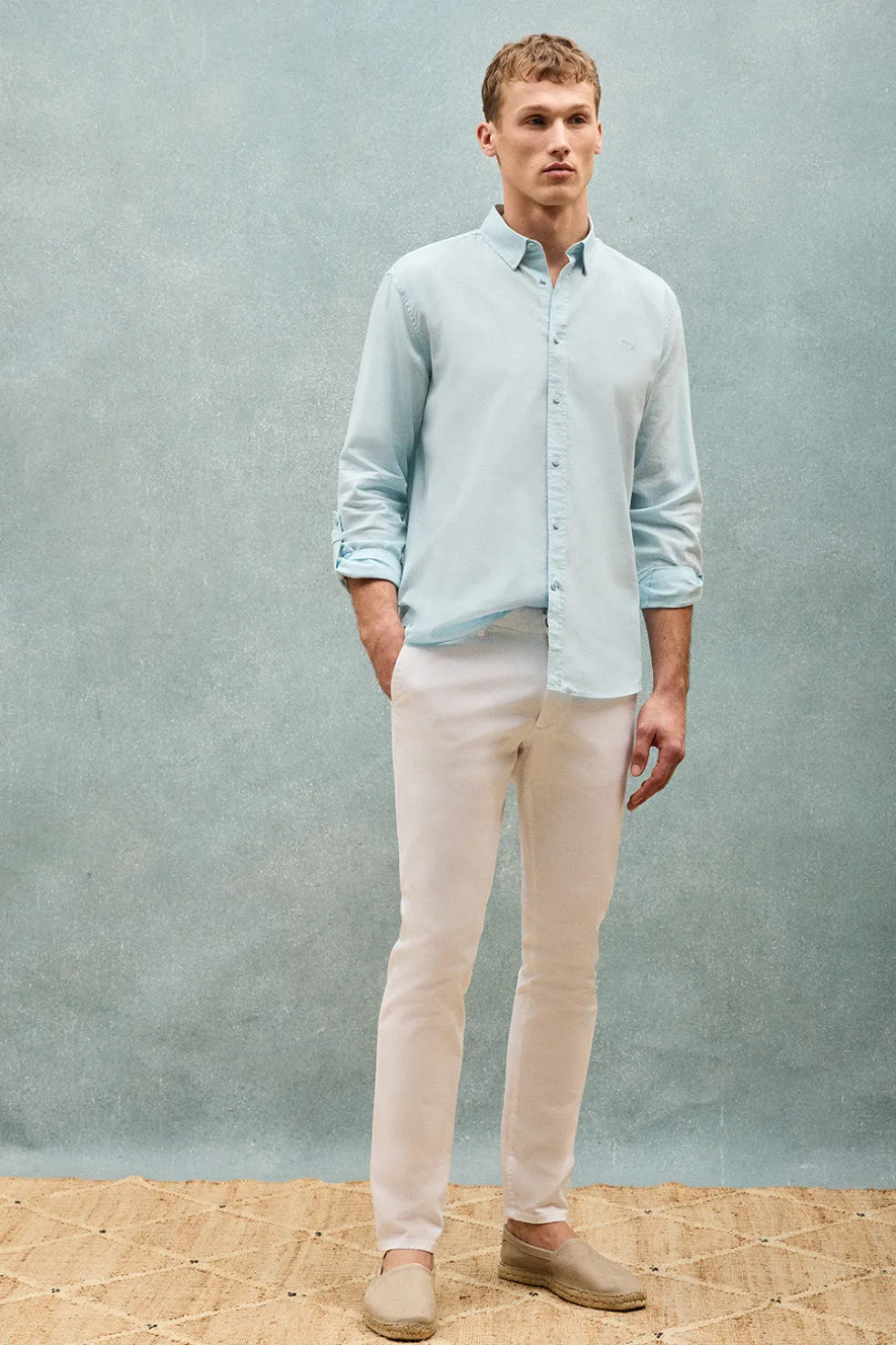 Camisa color aguamarina de lino y algodón regular fit con logo bordado