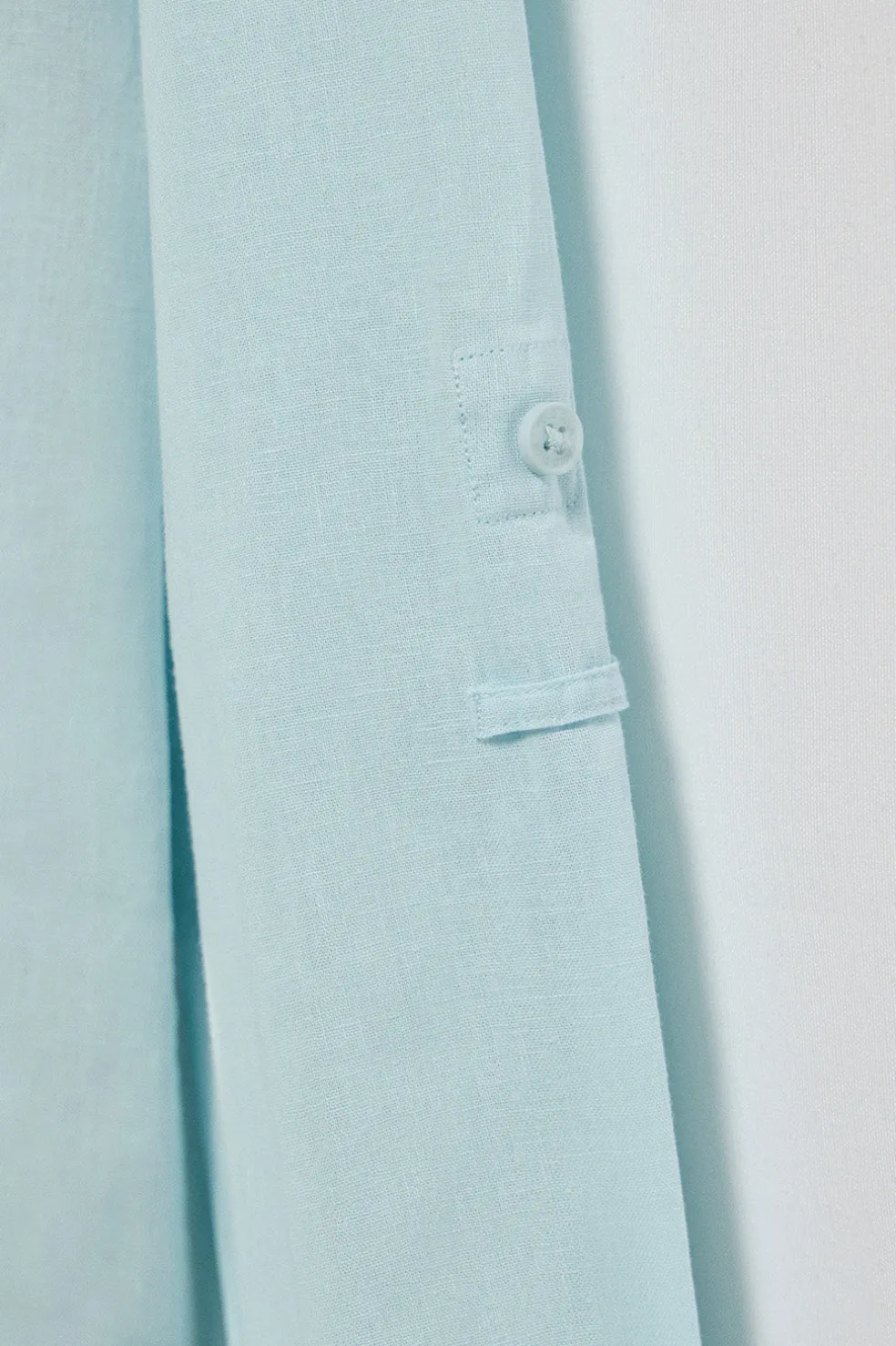 Camisa color aguamarina de lino y algodón regular fit con logo bordado