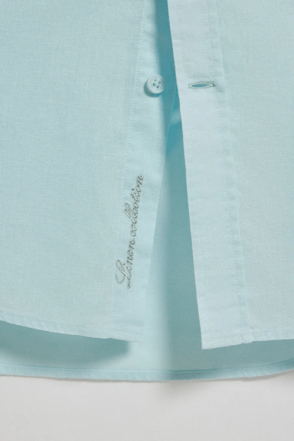 Camisa color aguamarina de lino y algodón regular fit con logo bordado