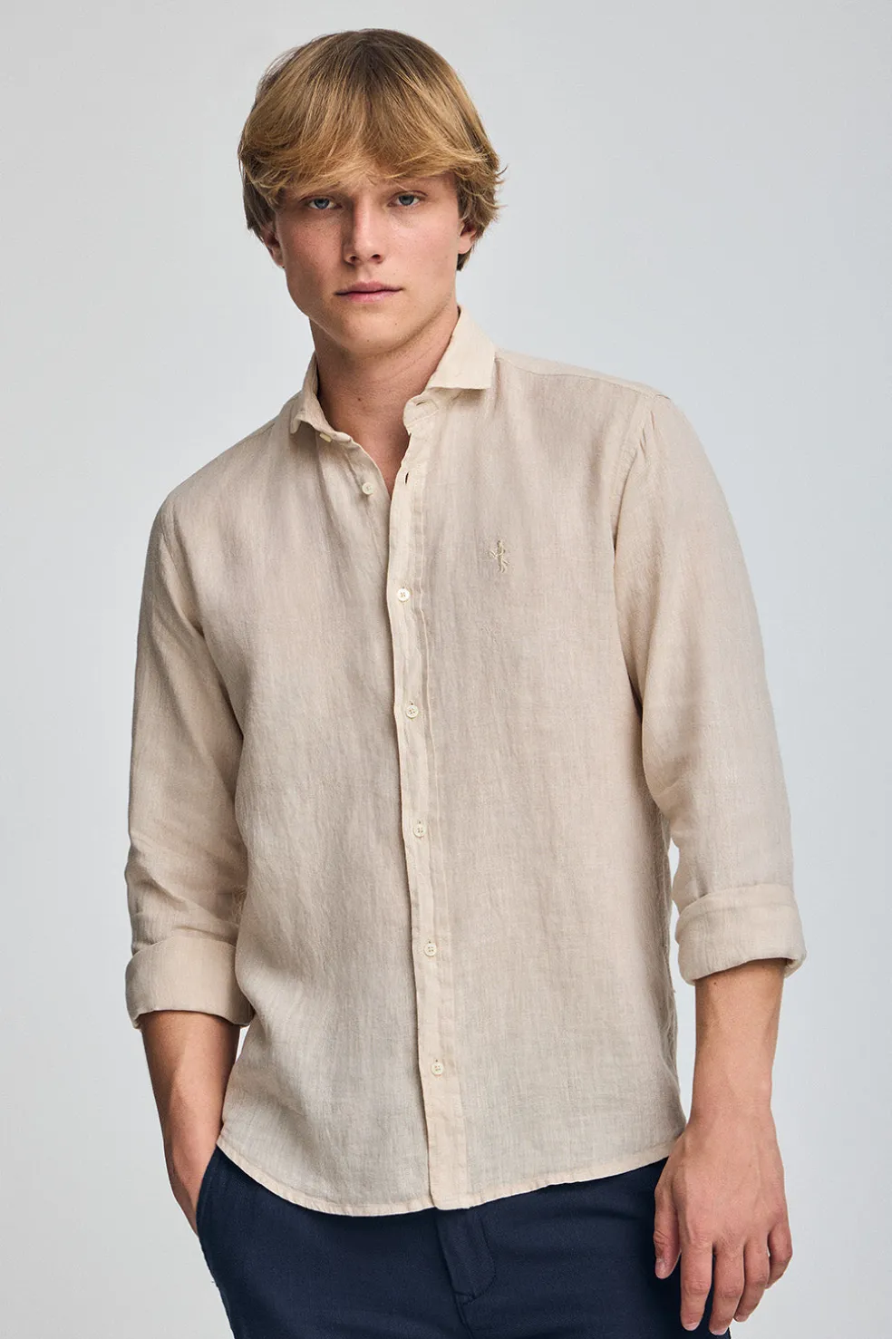 Camisa color arena de lino garment dye con bordado Rigby Best