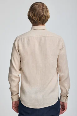 Camisa color arena de lino garment dye con bordado Rigby Best