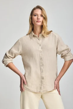 Camisa color arena garment dye de lino con monograma bordado