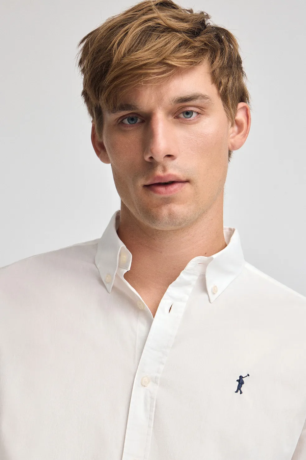 Camisa color crudo de poplin y corte regular con logo Rigby Go