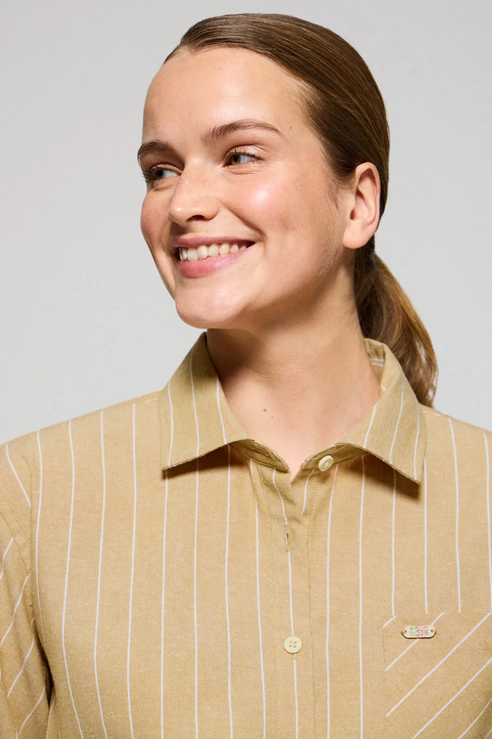 Camisa color mostaza Scarlet a rayas loose fit con botón nacarado